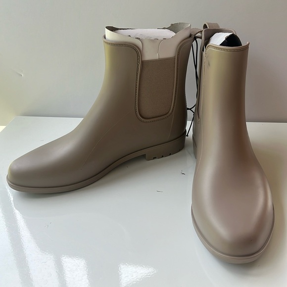 NEW Size 11 Chelsea Rain Boots in Greige
Womens - Picture 1 of 11